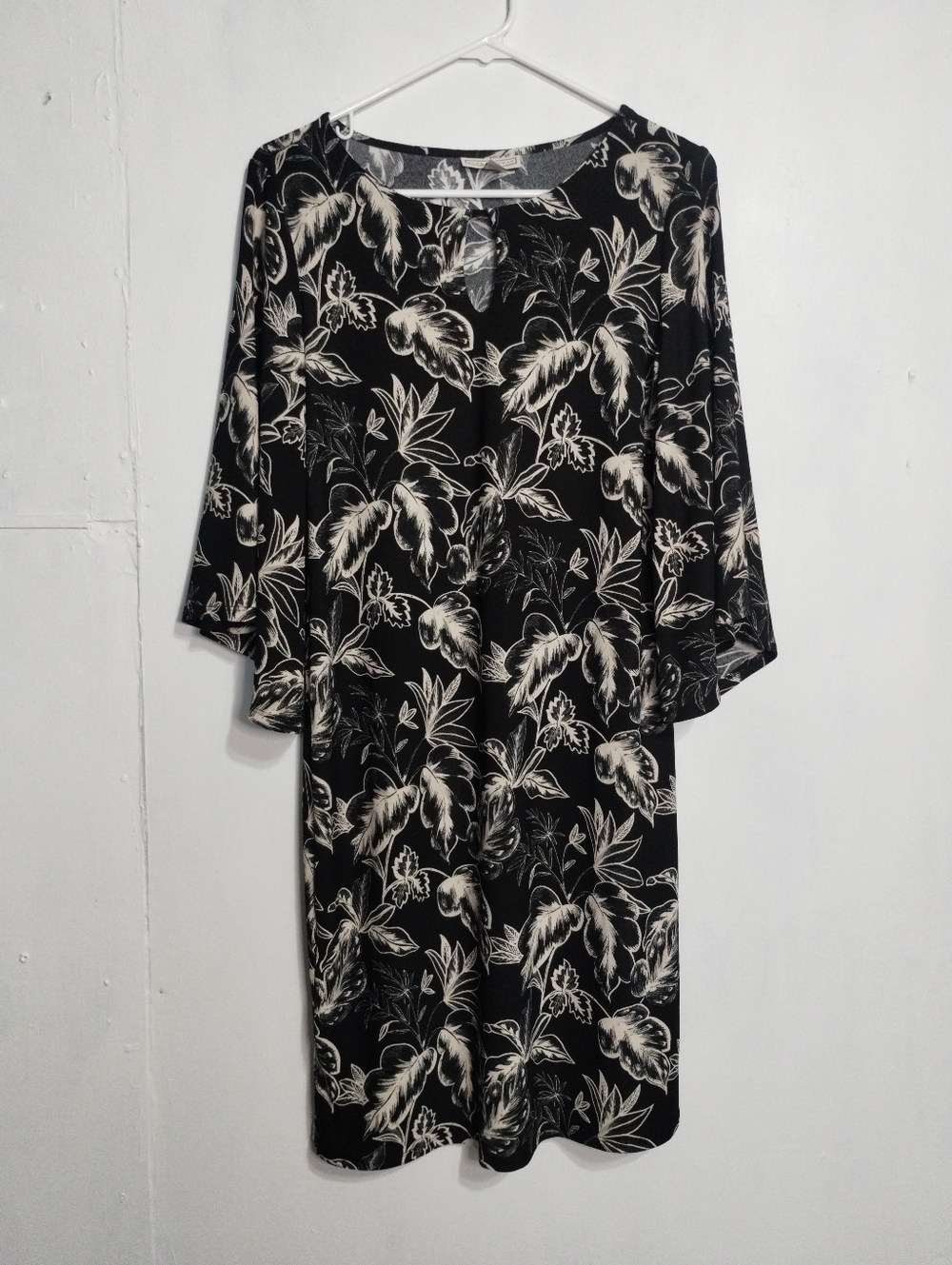 Dana Buchman Black and Cream Floral Knee Length Dress (XS)